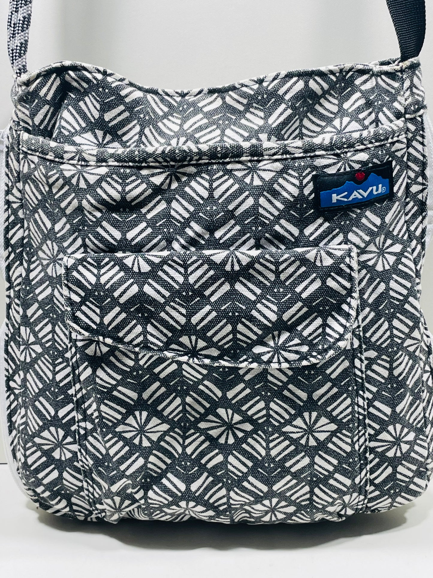 EUC! Kavu Crossbody Purse Canvas Black & White 11"