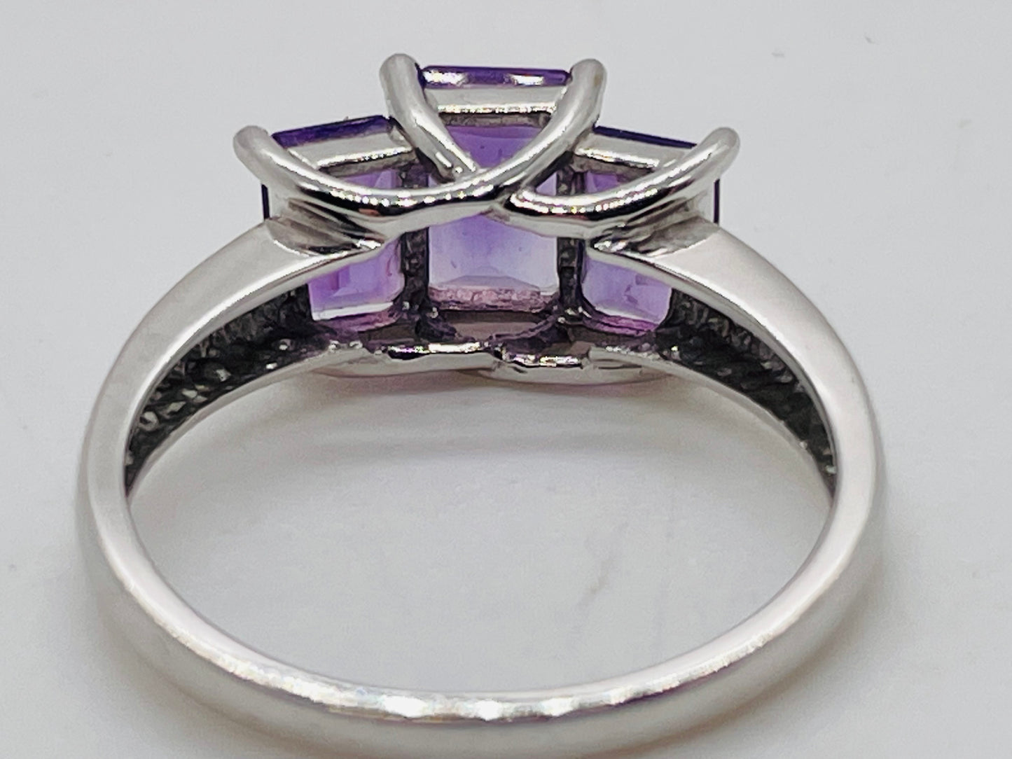 Purple Amethyst 3 Stone 10KG White Gold Ring Size 7.5 (2.414g)