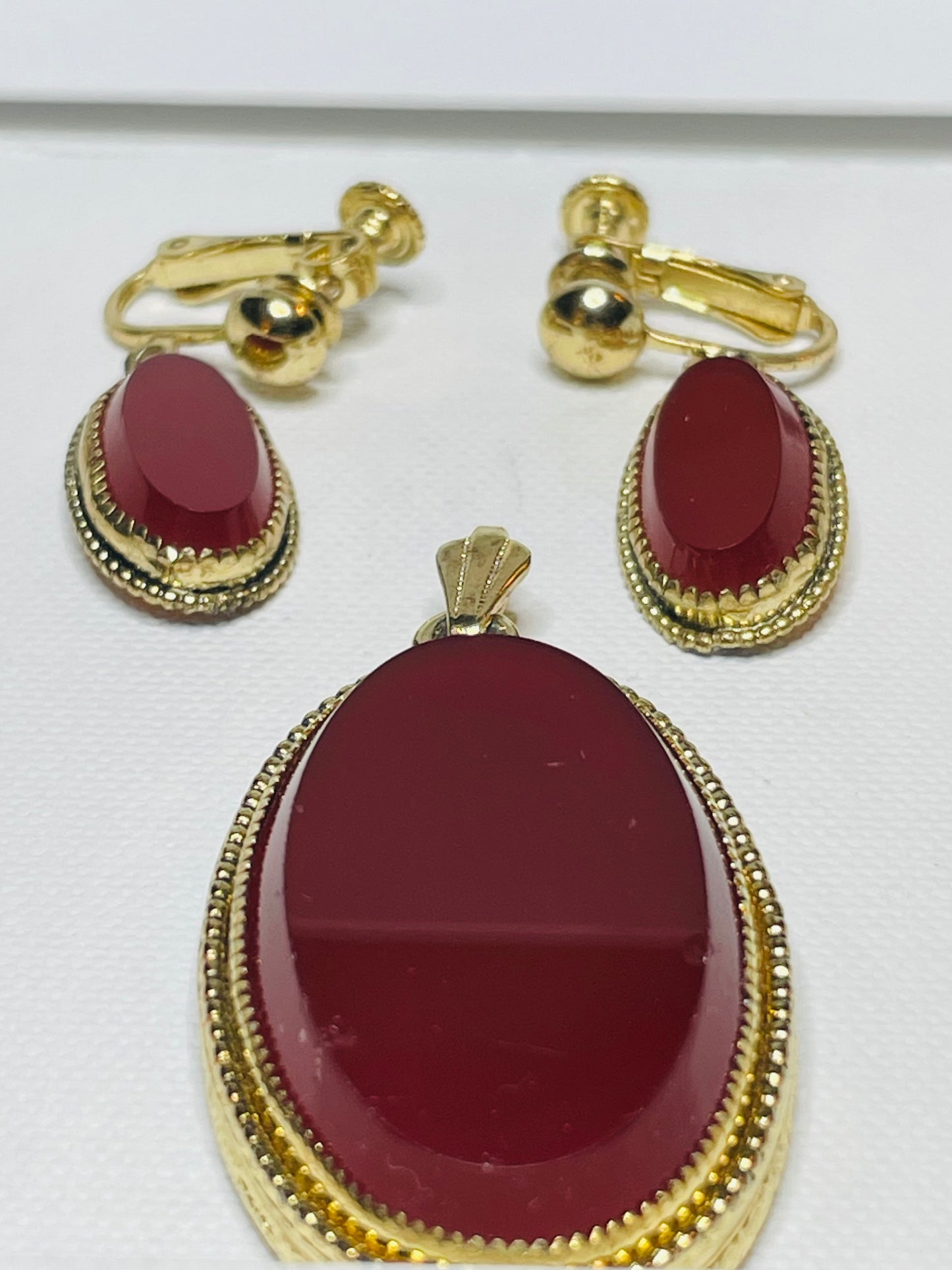 Vintage Red Stone Gold Tone Accents 3 PC Necklace Pendant + Clip Earring Set